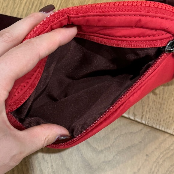 GUC Lululemon Team Canada Quilted Everywhere Belt Bag Crimson/Red Merlot - Picture 7 of 9